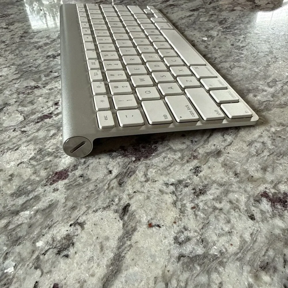 OEM Genuine Apple A1314 Wireless Bluetooth Keyboard Silver White Tested